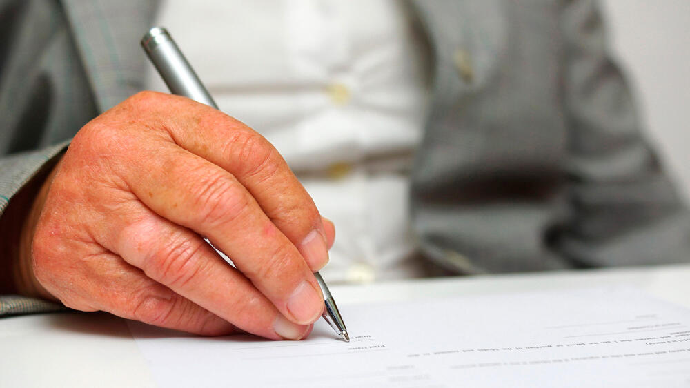 צוואה קשיש חתימה חוזה ירושה