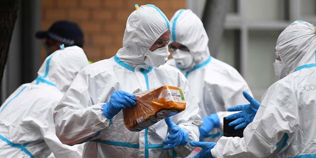 אוסטרליה קורונה סגר ב מלבורן כבאים מביאים מזון לתושבים שבסגר 7.7.20