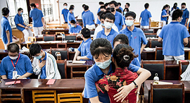סין בייג'ינג קורונה בחינות לקבלה לאוניברסיטה אחרי הסגר gaokao