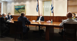 דיון כלכלי ראש הממשלה סטנלי פישר משמאל אמיר ירון מול 7 ביולי