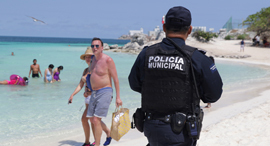 שוטר מסייר בחופי קנקון מקסיקו באפריל