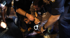 מחאה הפגנה משבר כלכלי קורונה בכיכר רבין עצמאים מעצר מפגין