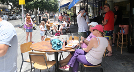 קורונה אנשים יושבים מחוץ למסעדת סוס אנד סאנס תל אביב