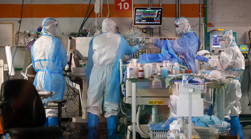 טיפול בחולה קורונה בבית החולים שיבא, צילום: איי אף פי