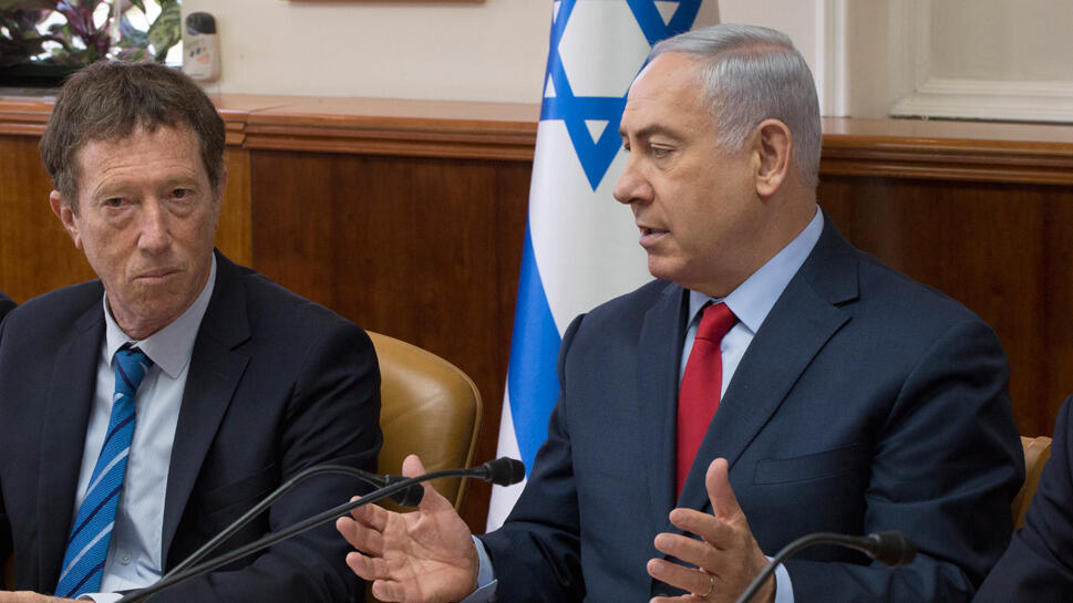 מימין ראש הממשלה בנימין נתניהו ויועצו הכלכלי אבי שמחון