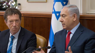 מימין ראש הממשלה בנימין נתניהו ויועצו הכלכלי אבי שמחון