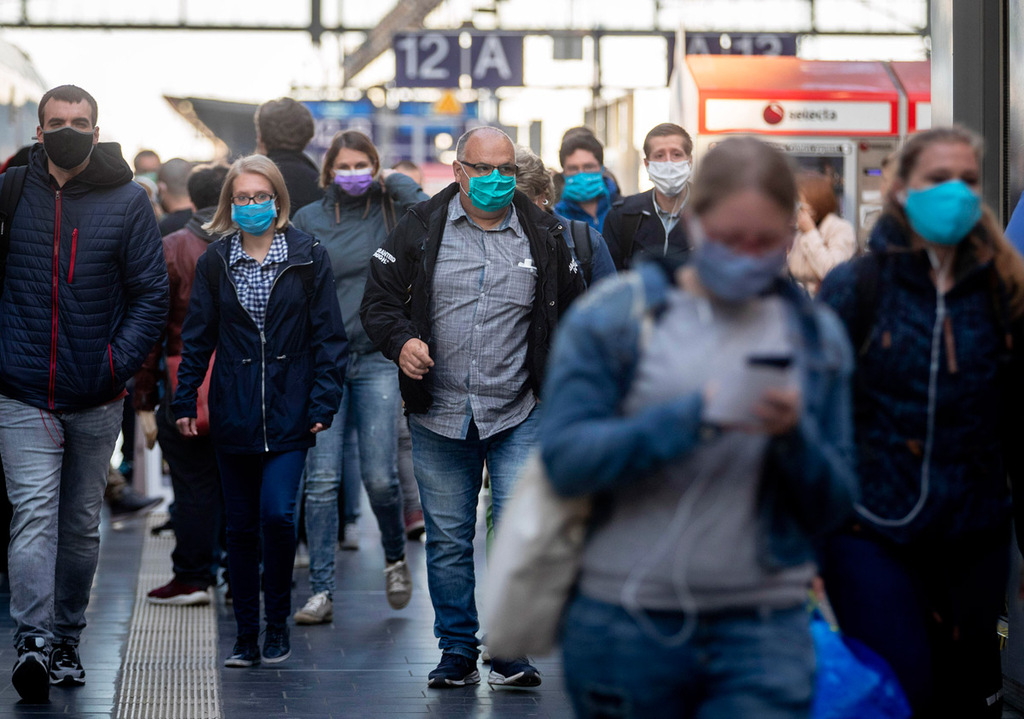 אזרחים עם מסכות נגד קורונה ב תחנת רכבת פרנקפורט גרמניה