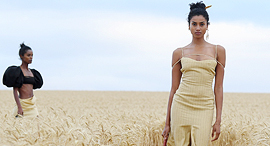 מתוך תצוגת האופנה של ז’אקמוס הדוגמניות פסעו בשדה שיבולים פנאי