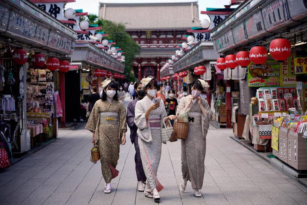 תיירות באזור הקניות של רובע אסקוסה טוקיו יפן קורונה