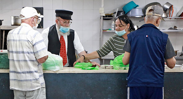 חלוקת מזון לנזקקים בעמותה, צילום: דנה קופל