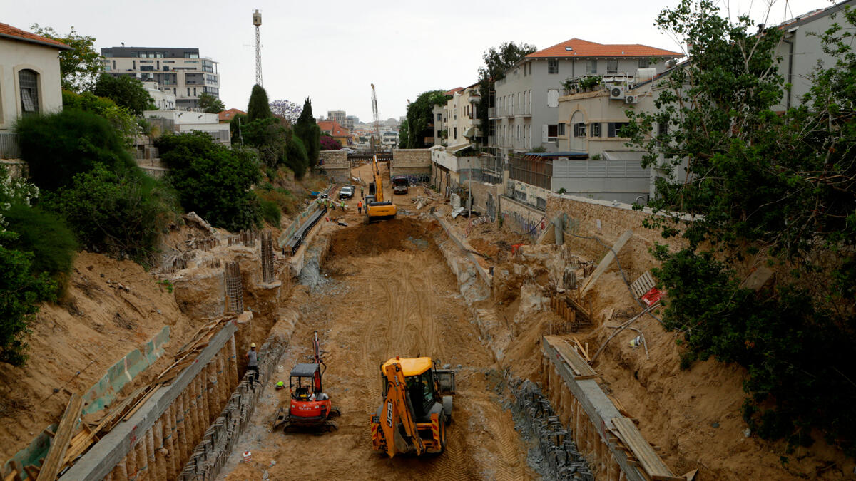 עבודות ל הנחת המסילה השקועה של הרכבת הקלה מתחת ל פארק הקו האדום של רכבת קלה