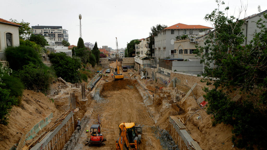 עבודות ל הנחת המסילה השקועה של הרכבת הקלה מתחת ל פארק הקו האדום של רכבת קלה