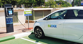 רכב בעמדת טעינה של מילגם EV-EDGE מכונית חשמלית רכב חשמלי