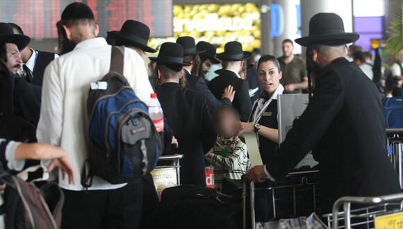 תיירים חרדים בדרך לאומן בנתב"ג (צילום: עמית מגל) חרדים בנמל התעופה בן גוריון לקראת טיסה ל אומן חדש