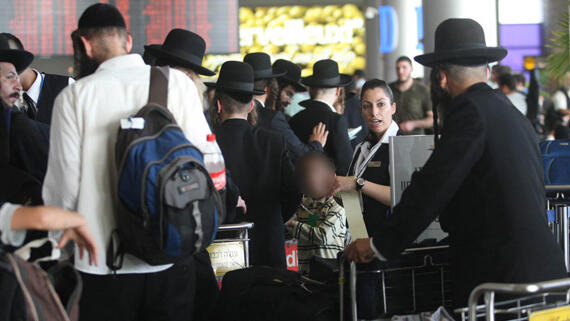 חרדים בנמל התעופה בן גוריון לקראת טיסה ל אומן חדש