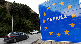 מכוניות חוצות את הגבול הצרפתי ספרדי ב לה-ג'ונקרה קורונה 21.6.20