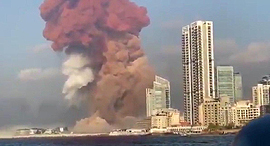 פיצוץ אש עשן זיקוקים מחסן נמל ביירות לבנון 2