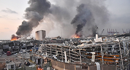 פיצוץ אש עשן זיקוקים מחסן נמל ביירות לבנון 7