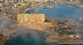 פיצוץ אש עשן זיקוקים מחסן נמל ביירות לבנון 16