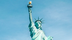פוטו מבנים אייקוניים עם מדרגות פסל החירות ניו יורק 