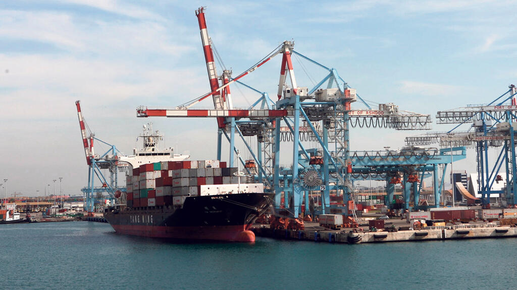 נמל אשדוד (צילום: אוראל כהן) נתב ספינות ב נמל אשדוד אניות משא