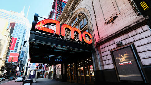 הפסדי ענקית בתי הקולנוע AMC התכווצו, בונה על "דדפול אנד וולברין"