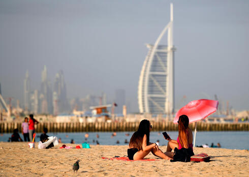 צעירות בחוף הים בדובאי, איחוד האמירויות, צילום: איי אף פי