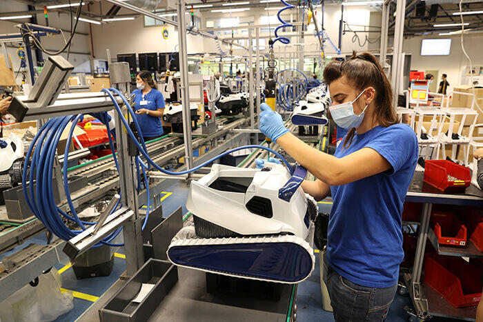 עובדת במפעל מיטרוניקס, צילום: אלעד גרשגורן