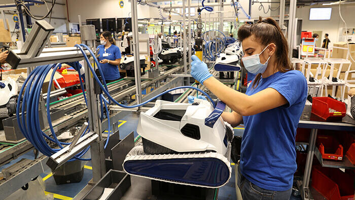 מפעל הרובוטים לניקוי בריכות של מיטרוניקס, צילום: אלעד גרשגורן