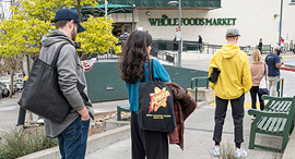 תור בכניסה לסניף של רשת המזון האורגני הול פודס ב סן פרנסיסקו