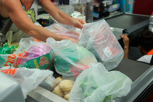שקיות ניילון בסופרמרקט, צילום: עמית שעל