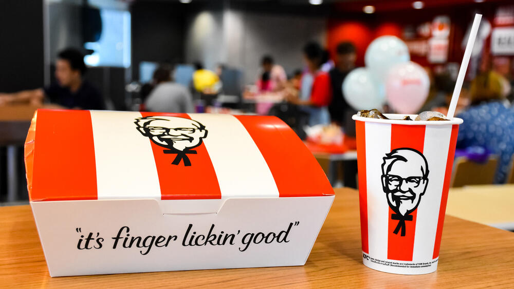 מזון מהיר KFC סיסמה ללקק את האצבעות 