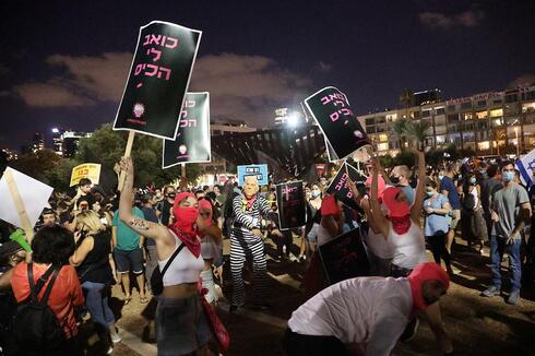 הפגנה נגד השחיתות בכיכר רבין , צילום: מוטי קמחי