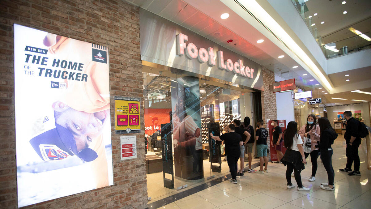 לקוחות מחוץ לסניף פוטלוקר של קבוצת פוקס