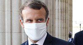 נשיא צרפת עמנואל מקרון עם מסכה