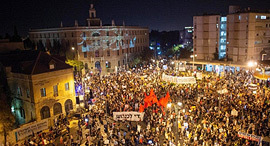 הפגנה הפגנות מחאה מחאות הדגלים השחורים ב בלפור ירושלים