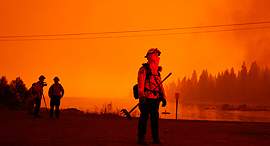 פוטו שריפות בקליפורניה 2020 כבאי אגם שייבר