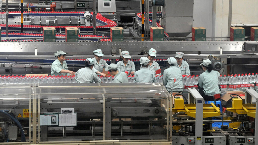 מפעל בסין (צילום: imagine china) מפעל נונגפו במחוז ז'ג'יאנג סין