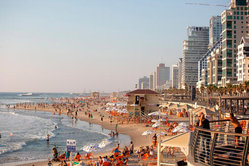 הטיילת וחוף הים בתל אביב, צילום: בלומברג