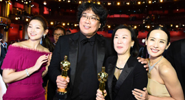 פנאי יוצרי סרט פרזיטים הדרום־קוראני עם פרסי האוסקר לשנת 2020