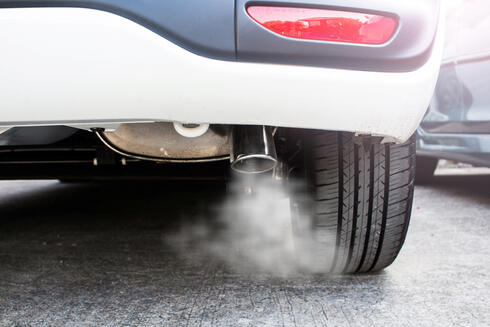 אגזוז של רכב עם עשן מזהם, צילום: שאטרסטוק