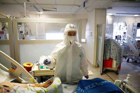מחלקת קורונה בבית החולים איכילוב במהלך גל התחלואה הקודם , צילום: רויטרס