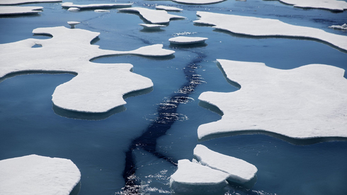נמיסת קרחונים בים הארקטי, צילום: AP