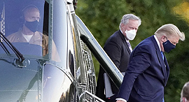 דונלד טראמפ יורד מהמסוק הנשיאות מארין 1 בבית החולים וולטר ריד ליד וושינגטון בדרך ל אשפוז