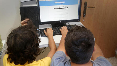 צילום: אבי מועלם מתכוננים ללמידה מרחוק: משרד החינוך מטיל את האחריות לרכישת מחשבים ניידים על הרשויות