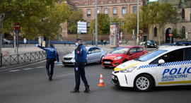 קורונה ספרד מדריד שוטרים אוכפים את הגבלות התנועה החדשות 