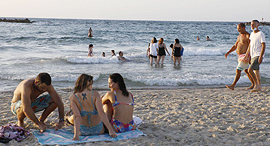 מתרחצים חוף ים בוגרשוב תל אביב בזמן סגר קורונה נגד הנחיות משרד הבריאות ללא אכיפה