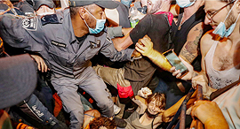 עימותים בין ה משטרה ל מפגינים ב תל אביב מחאה הפגנה נגד הממשלה ו בנימין נתניהו סגר קורונה  3