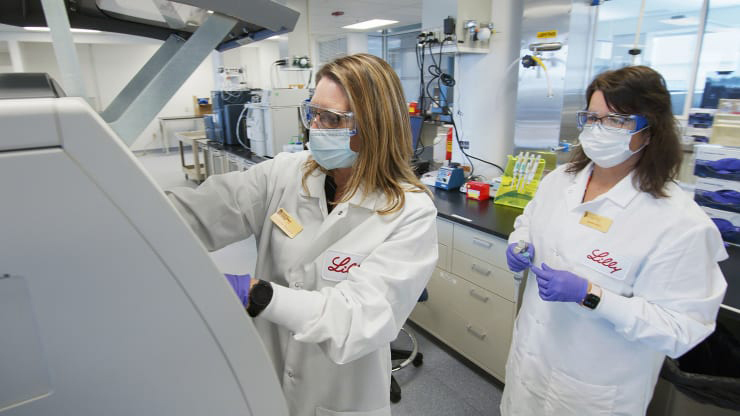 מדעניות במעבדה של חברת אלי לילי פיתוח חיסון לקורונה