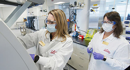 מדעניות במעבדה של חברת אלי לילי פיתוח חיסון לקורונה